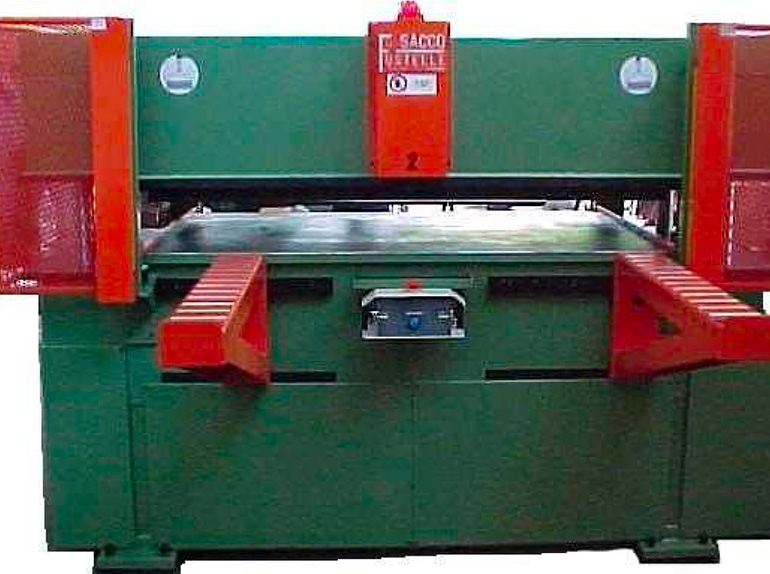 Fustellatrice idraulica da 100 ton. a due postazioni con carico e scarico manuale. Piano utile 1650 x 1000 mm. Apertura 200 mm.