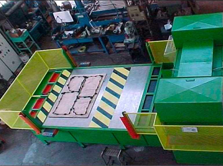 Fustellatrice idraulica da 200 ton., piano utile 2000x1000 con carro 2000x2000 per asservimento automatico. Il carro mobile può arrivare fino a 8000 mm. di corsa.