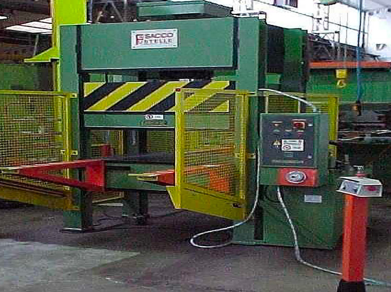 Fustellatrice idraulica da 80 ton. Piano utile 1000x1000 mm. Con mensole per carico e scarico manuale. Apertura da 400 a 600mm
