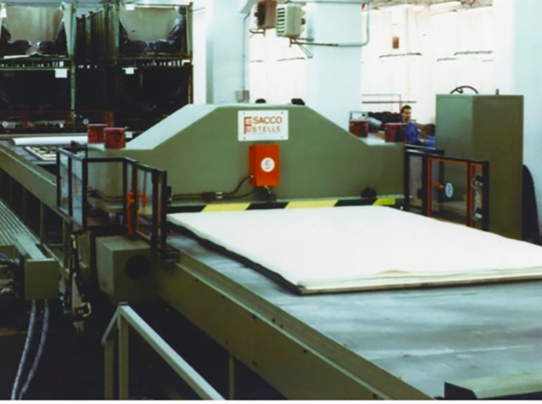 Fustellatrice lavorazione tessuti con due carri da 2000x7000mm. potenza 160 Ton. Possibilità di operare con due fustelle di altezza diversa