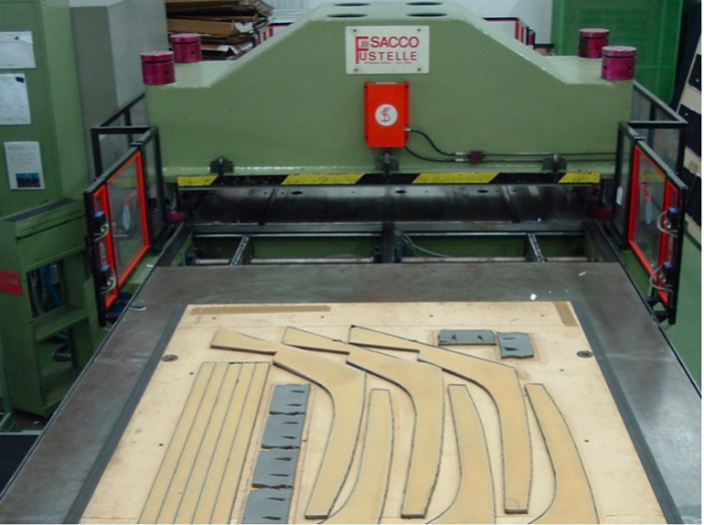 Fustellatrice lavorazione tessuti con un carro da 2000x7000mm. potenza 200 Ton. Possibilità di operare con due fustelle di altezza diversa