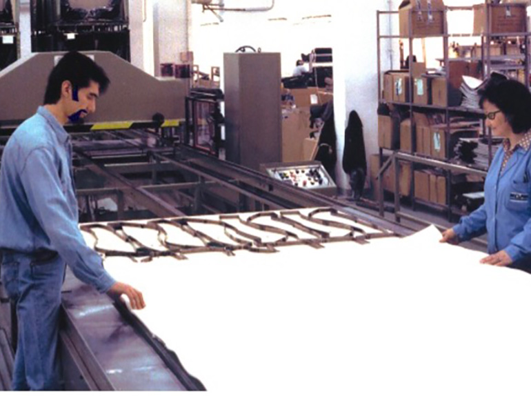 Particolare posaggio fustelle e materiale