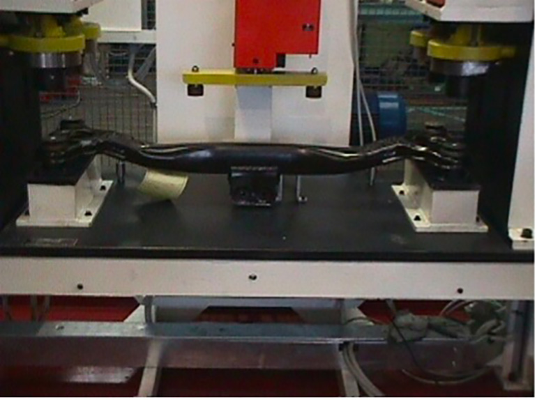 Piantaggio boccole su traversa posteriore con controllo elettronico avvenuto piantaggio e pressione utilizzata sulle singole boccole (meccanica auto)