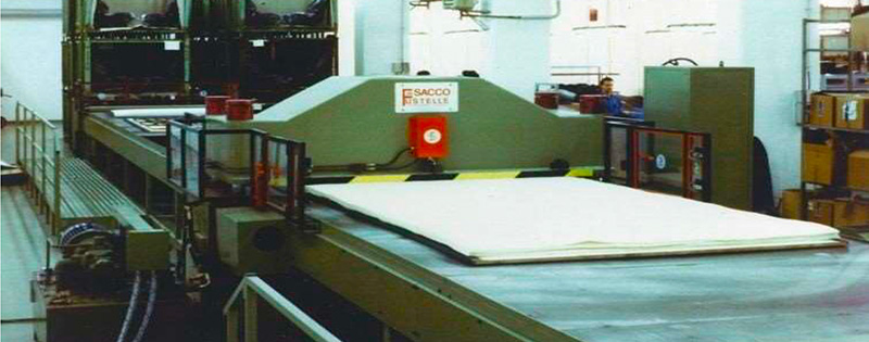 Fustellatrice lavorazione tessuti con due carri da 2000x7000mm. potenza 160 Ton. Possibilità di operare con due fustelle di altezza diversa